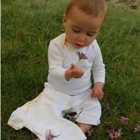 Dieťa s kvetom